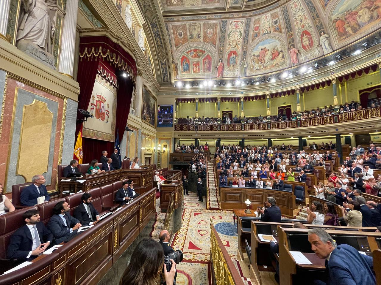 Els lingüistes defensen la proposta de l’ús del català al Congrés