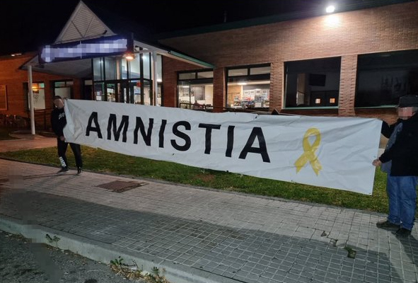 Foto: Arrenquen de nit la pancarta a favor de l’amnistia de la Diputació de Lleida