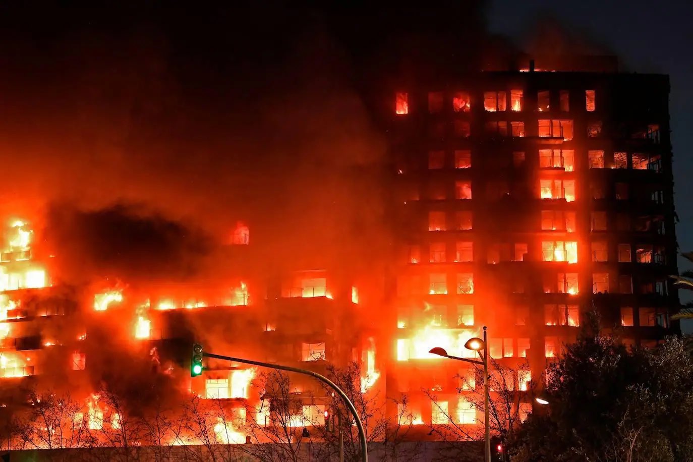 Tragèdia: Diversos morts i desapareguts en l’incendi d’un edifici a València