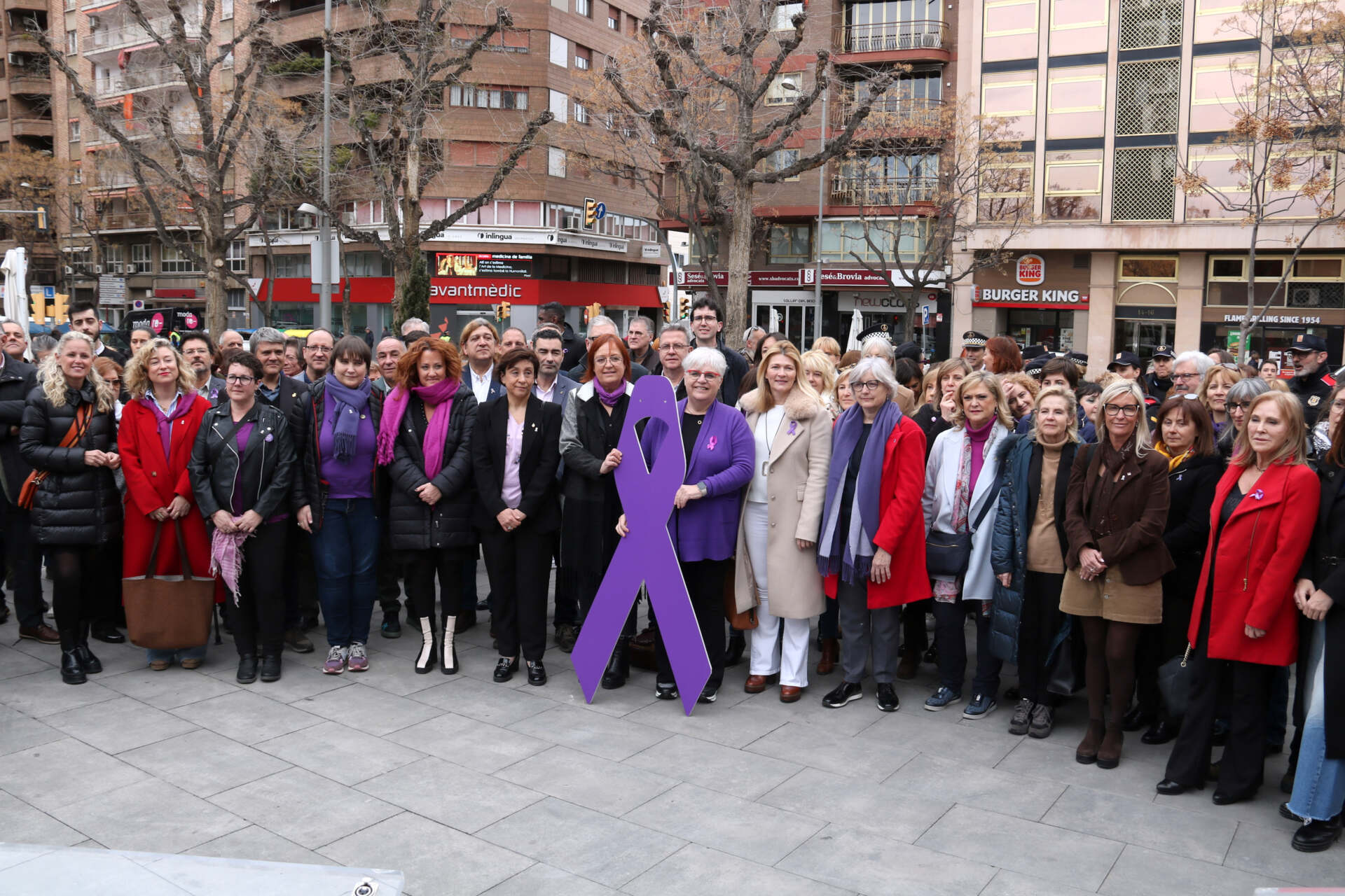 Homenatge a les víctimes del «patriarcat ancestral» i s’insta al jovent a continuar amb la lluita per la igualtat a Lleida