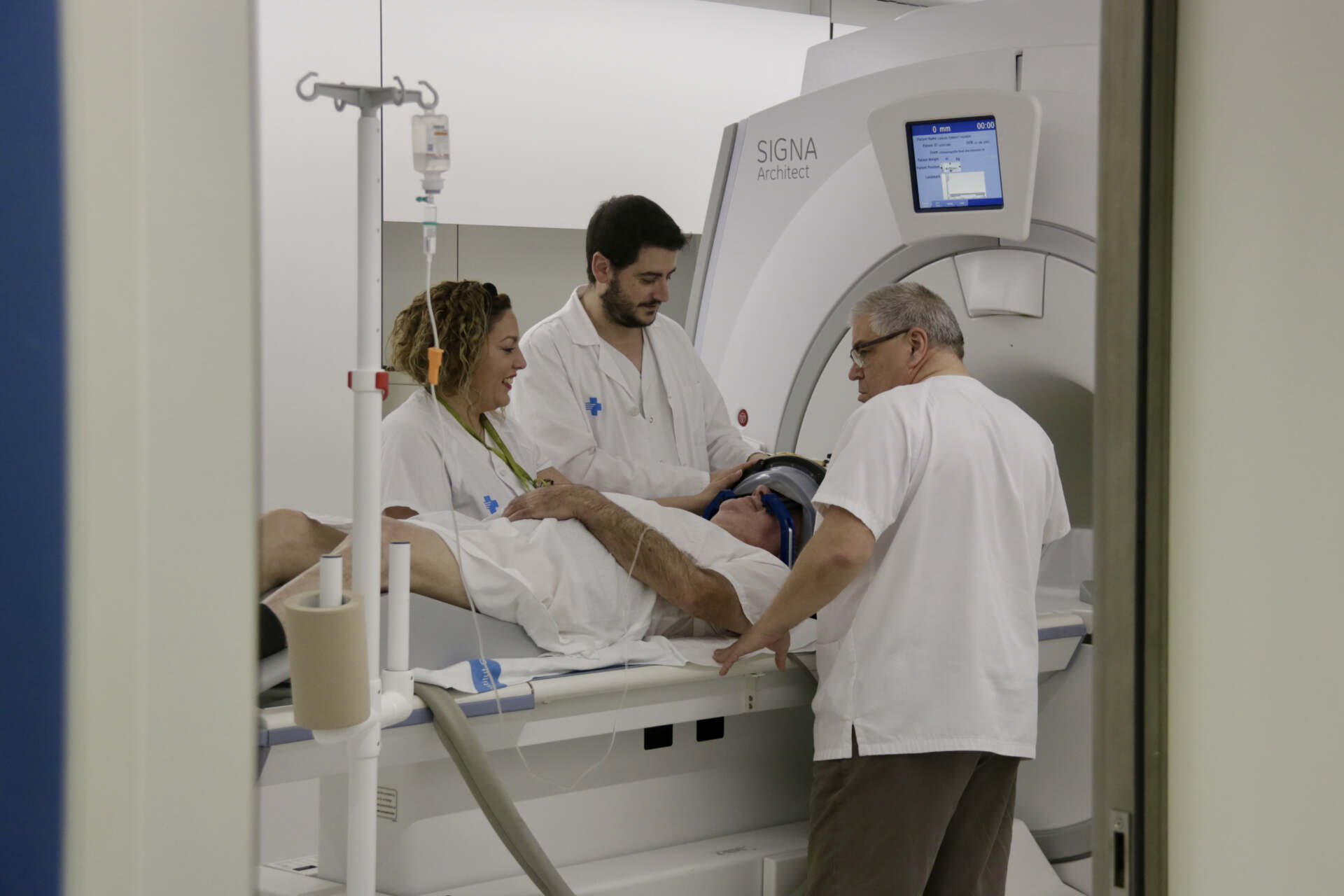 L’hospital català que redueix els tremolors del Parkinson amb ultrasons