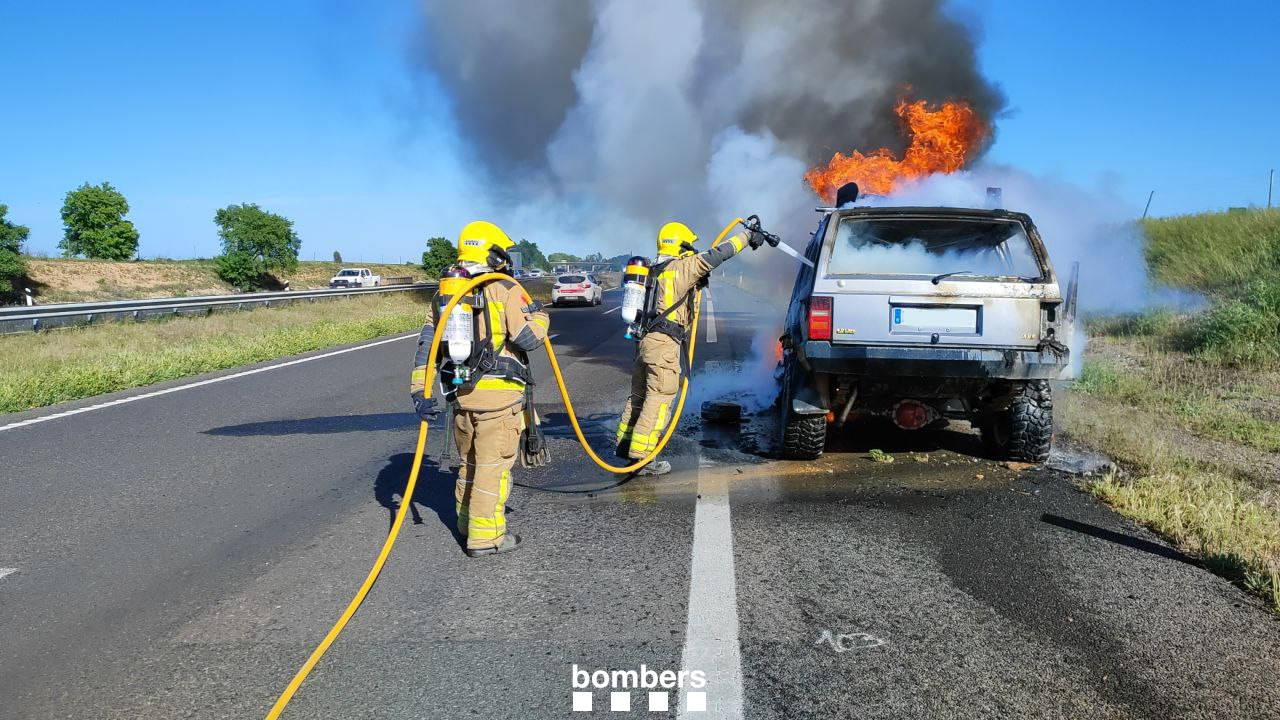 Foto: Crema un cotxe a l’A-2, a Bellpuig