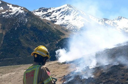 Ara mateix: Un incendi crema prop de les estacions d’esquí de Boí