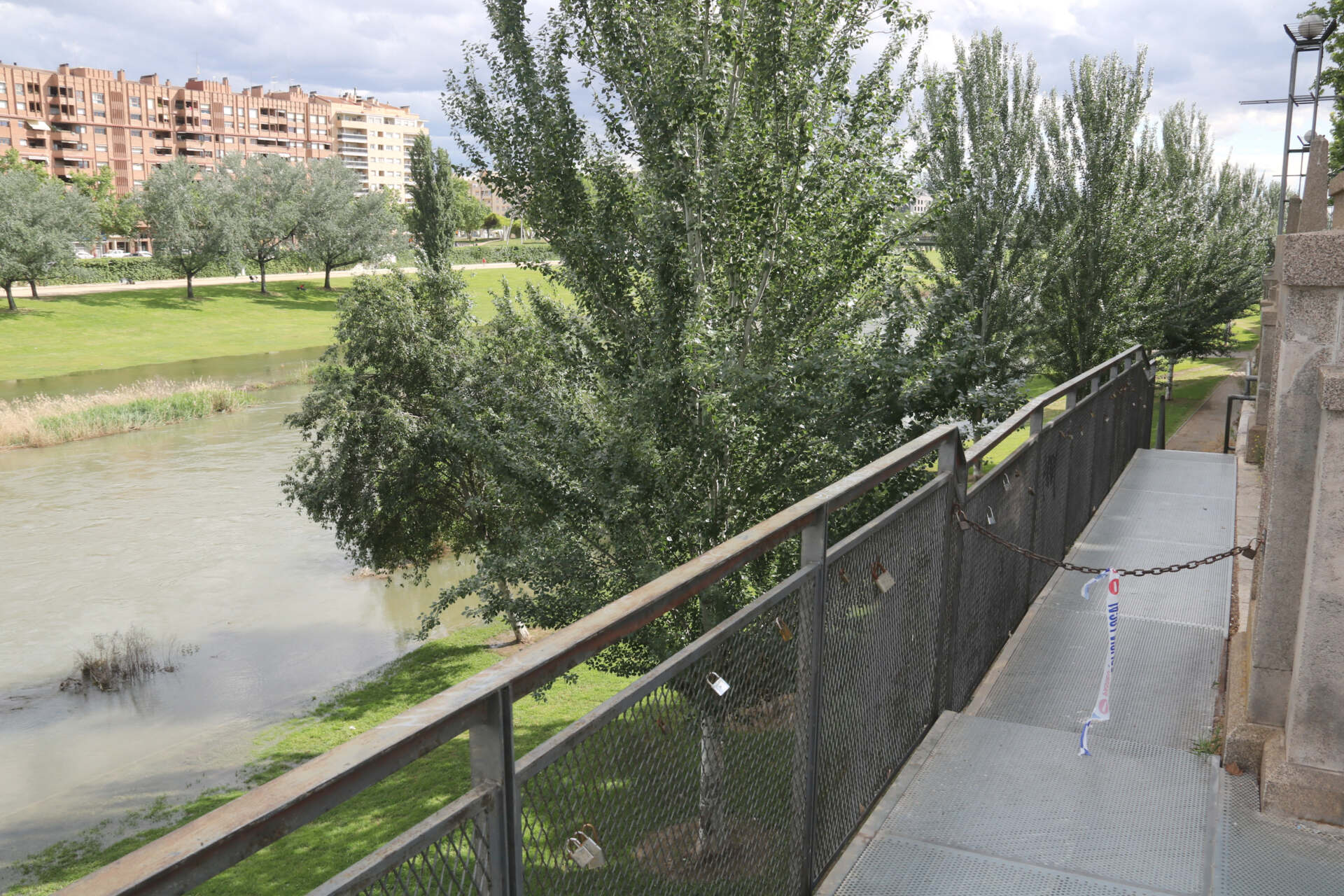 Lleida ciutat tanca els accessos a la canalització del riu Segre