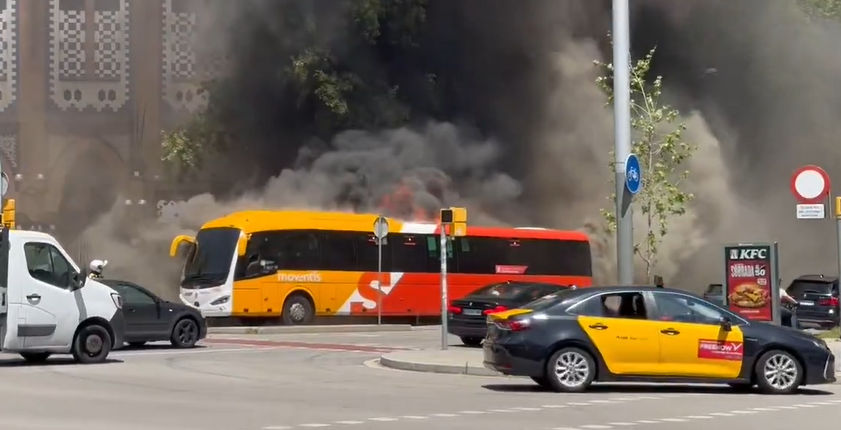 Vídeo: Crema un autobús al centre de Barcelona
