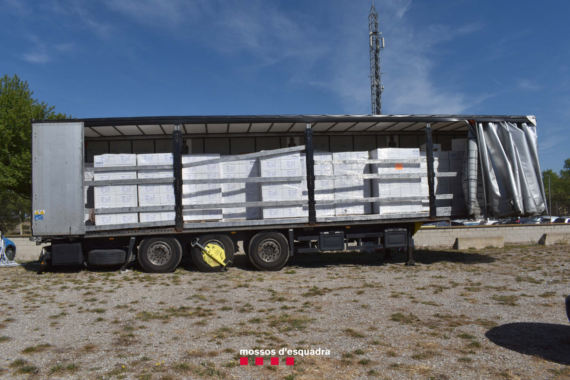 Enxampats cinc homes que van intentar sostreure un carregament de 354 kg d’haixix d’un camió a l’Urgell