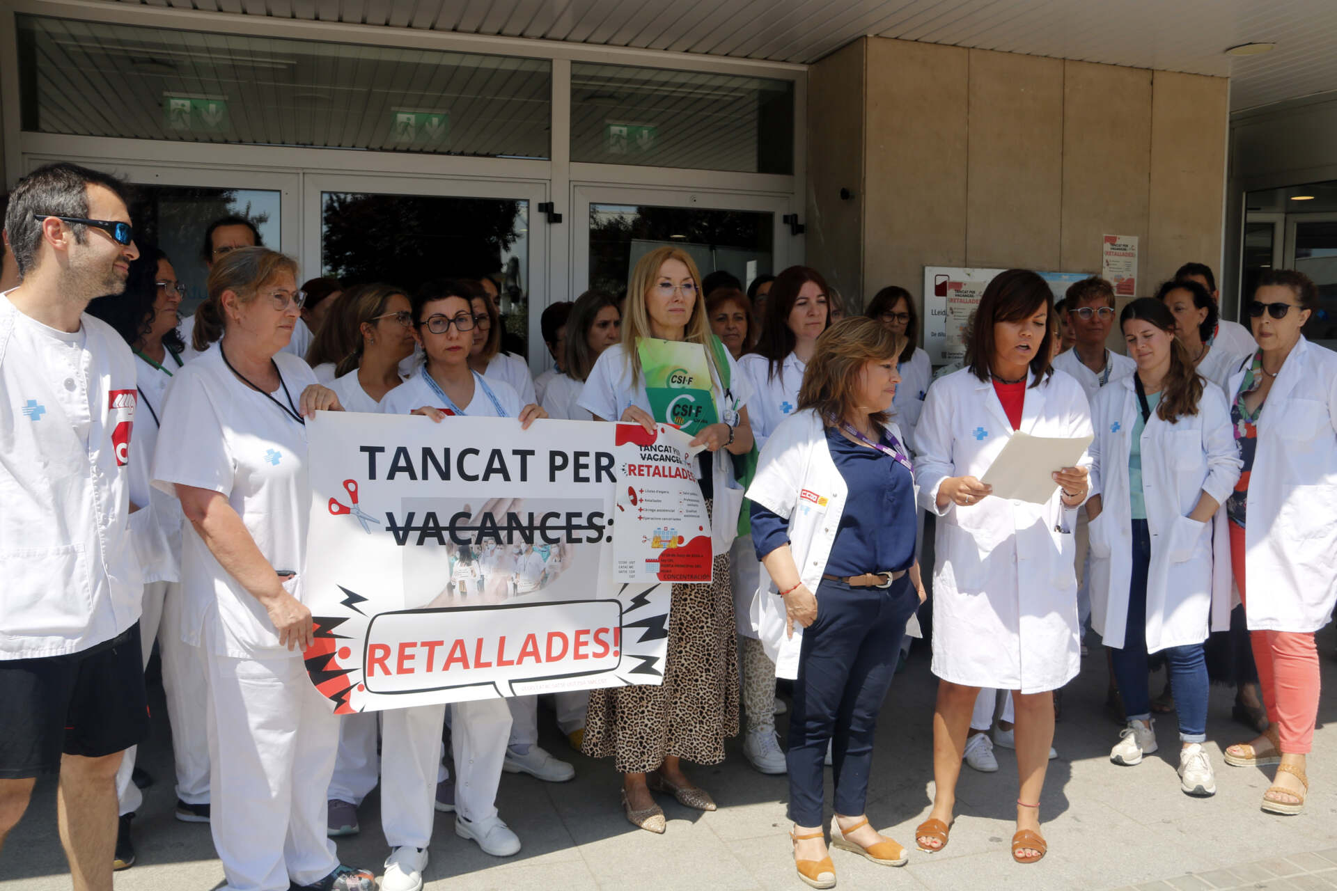 Concentració de la plantilla de l’Arnau de Vilanova contra la reducció de llits i operacions a l’estiu