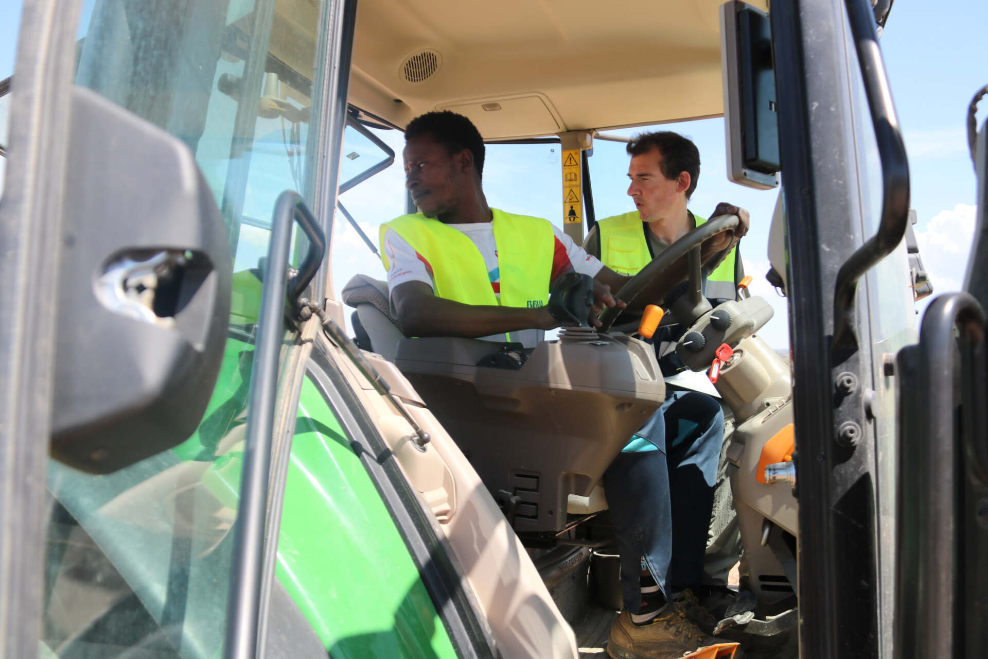 Menors migrants es formen per treballar com a tractoristes a les Garrigues