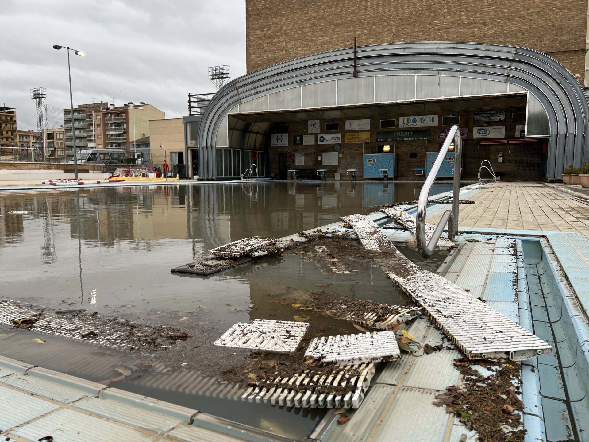 Fotos: Les fortes pluges destrossen la piscina municipal de Balaguer