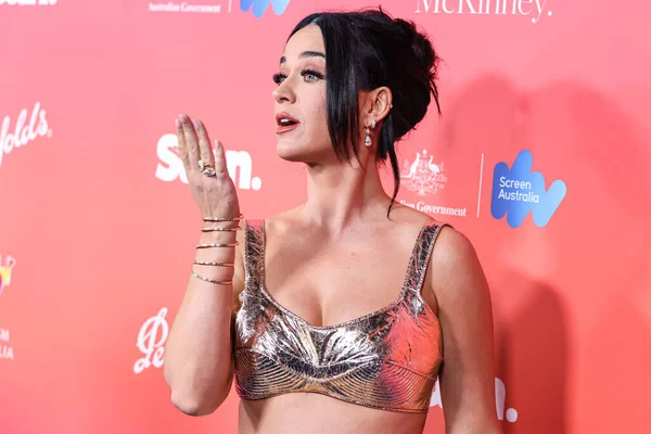 Vídeo: Katy Perry apareix per sorpresa en una discoteca catalana
