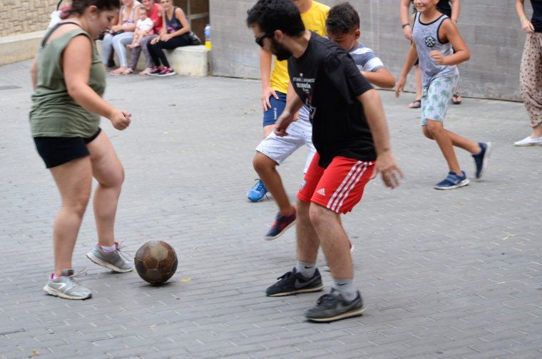 El Casal de Joves «desobeeix» la prohibició de jugar a pilota en places públiques de Lleida